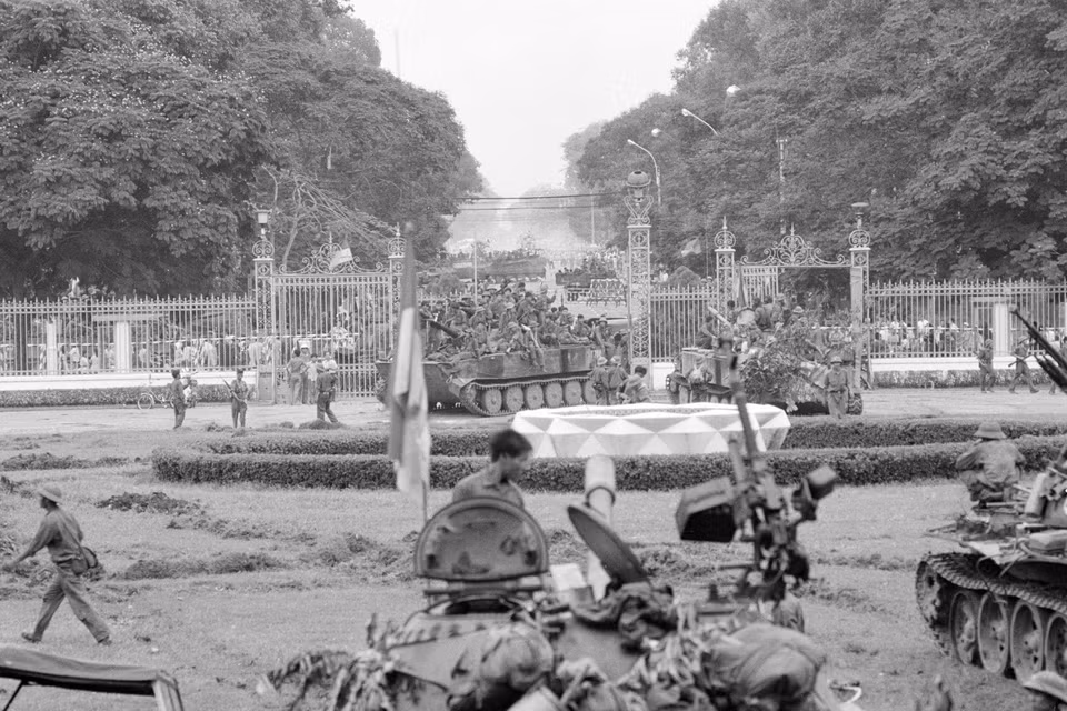 Xe tăng quân Giải phóng chiếm phủ Tổng thống ngụy, trưa 30/4/1975. (Ảnh: Quang Thành/TTXVN)