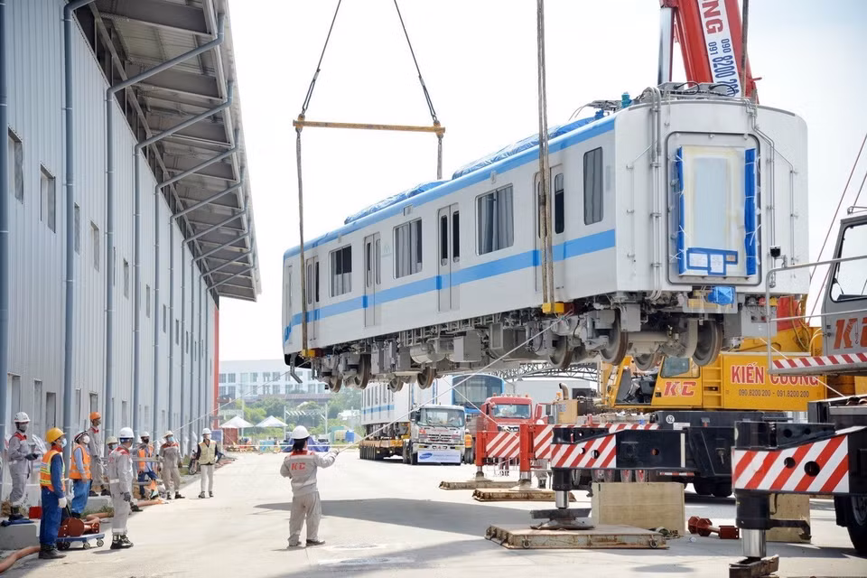 Nhà thầu Hitachi (Nhật Bản) tiến hành đặt lắp đặt toa xe đầu tiên của đoàn tàu số 2 dự án tuyến metro số 1 Bến Thành-Suối Tiên lên ray T1 tại depot Long Bình (thành phố Thủ Đức, Thành phố Hồ Chí Minh). (Ảnh: Tiến Lực/TTXVN)