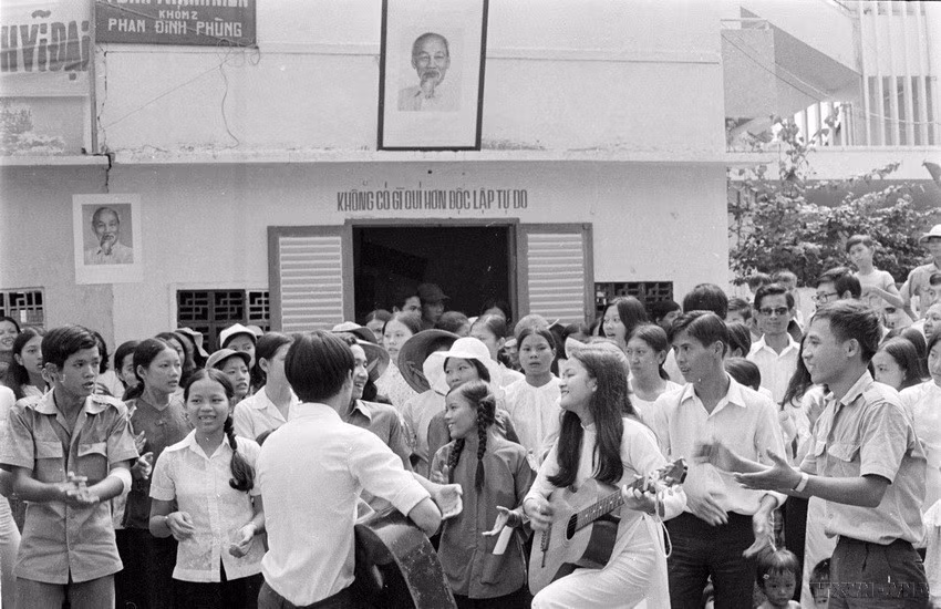 Thanh niên Quận 3, thành phố Sài Gòn mít tinh kỷ niệm 85 năm Ngày sinh Chủ tịch Hồ Chí Minh (19/5/1975). (Ảnh: Văn Bảo/TTXVN)