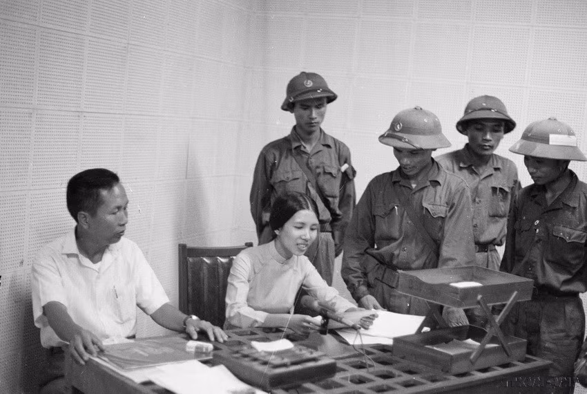 Sau khi quân giải phóng đánh chiếm Đài Phát thanh Sài Gòn, nhân viên, cán bộ kỹ thuật của Đài đã trở lại làm việc bình thường, thông báo tin chiến thắng và tin tức hoạt động của thành phố (1975). (Ảnh: Vũ Tạo/TTXVN)