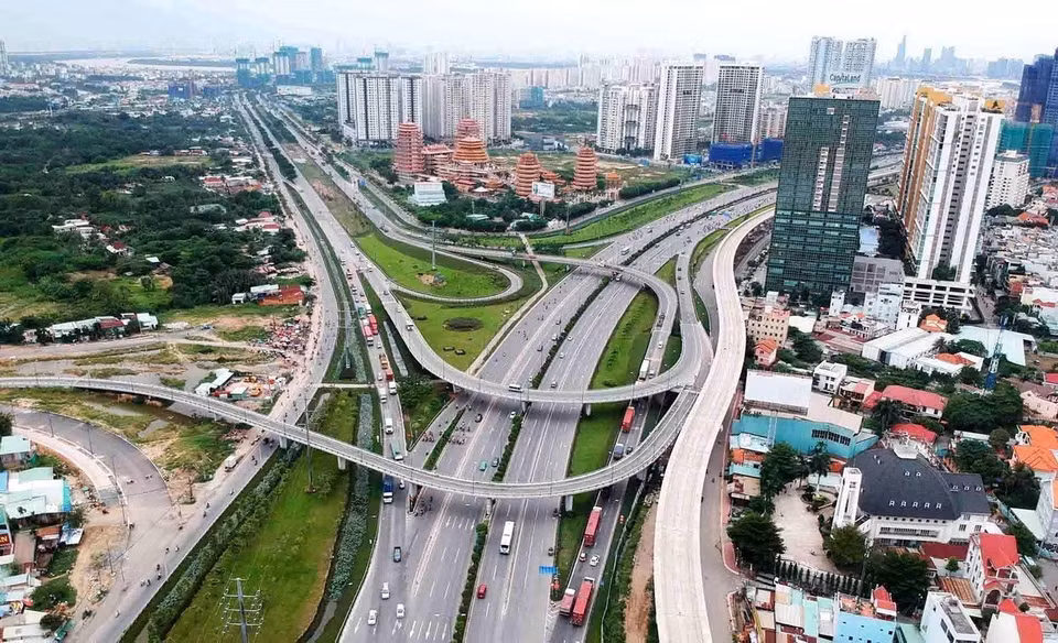 Diện mạo đô thị thành phố Hồ Chí Minh thay đổi không ngừng, hạ tầng hoàn thiện, khang trang, đời sống người dân được nâng cao. Trong ảnh: Nút giao thông Cát Lái, Thành phố Thủ Đức (Thành phố Hồ Chí Minh). (Ảnh: Thanh Vũ/TTXVN)