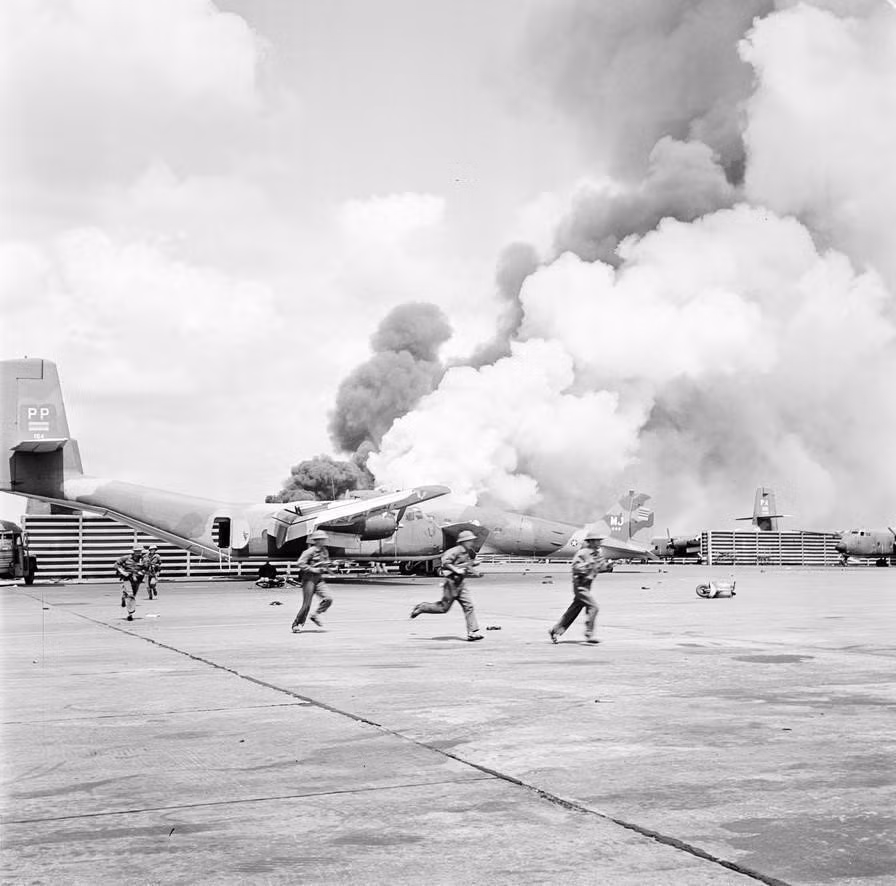 Ngày 28/4/1975, các trận địa pháo của ta nã đạn vào sân bay Tân Sơn Nhất. Đúng 11 giờ 30 phút ngày 30/4, lá cờ "Quyết thắng" của quân đội ta đã tung bay trên đỉnh cột cờ Bộ Tư lệnh không quân ngụy. Tuy nhiên, phải tới 14 giờ ngày 30/4, sân bay Tân Sơn Nhất mới thực sự im tiếng súng. (Ảnh: Đinh Quang Thành/TTXVN)