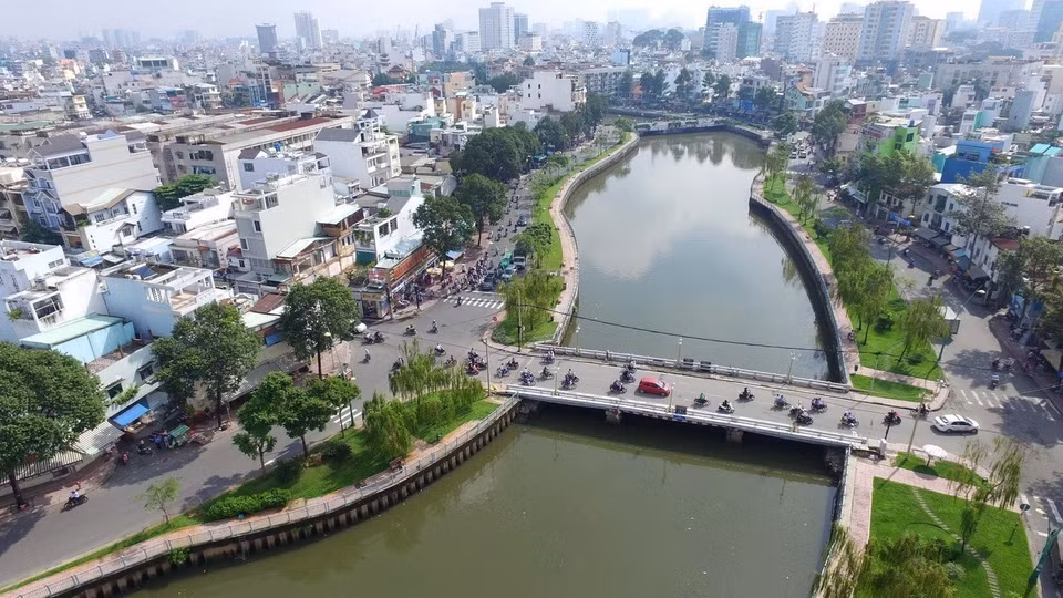 Diện mạo đô thị Thành phố Hồ Chí Minh thay đổi không ngừng, hạ tầng hoàn thiện, khang trang, đời sống người dân được nâng cao. Trong ảnh: Kênh Nhiêu Lộc-Thị Nghè dài khoảng 8,7km, góp phần cải thiện đáng kể tình trạng ngập úng, ô nhiễm môi trường, bảo vệ sức khỏe, từng bước nâng cao điều kiện, môi trường sống cho hơn 1,2 triệu người dân sinh sống trong khu vực. (Nguồn: TTXVN)