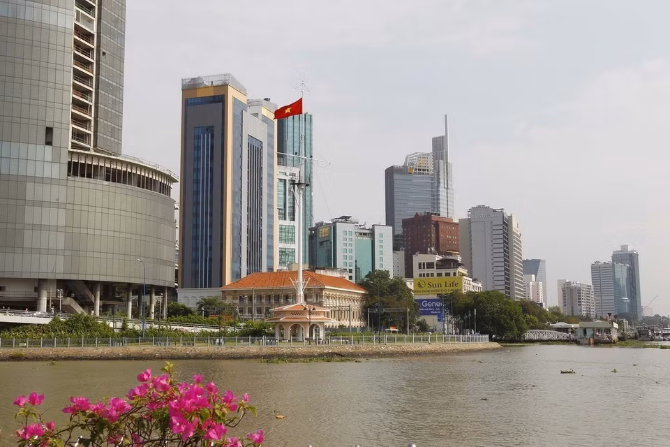 Diện mạo đô thị thành phố Hồ Chí Minh thay đổi không ngừng, hạ tầng hoàn thiện, khang trang, đời sống người dân được nâng cao. Trong ảnh: Khu trung tâm Quận 1, TP Hồ Chí Minh nằm bên bờ sông Sài Gòn. (Ảnh Thanh Vũ/TTXVN)