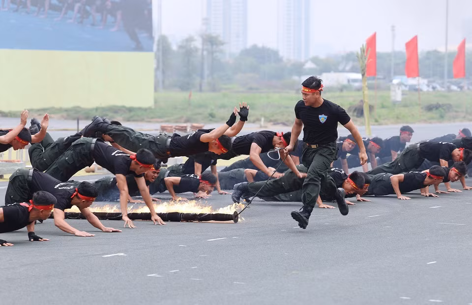 Lực lượng Cảnh sát Cơ động thực hiện bài tập trong huấn luyện sẵn sàng chiến đấu. (Ảnh: Dương Giang/TTXVN)