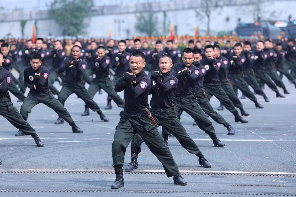 500 chiến sỹ Cảnh sát Cơ động biểu diễn võ thuật. (Ảnh: Dương Giang/TTXVN)