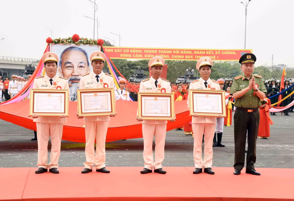 Đại tướng Tô Lâm, Ủy viên Bộ Chính trị, Bí thư Đảng ủy Công an Trung ương, Bộ trưởng Bộ Công an trao Huân chương Bảo vệ Tổ quốc cho các cá nhân có thành tích xuất sắc. (Ảnh: Phạm Kiên/ TTXVN)