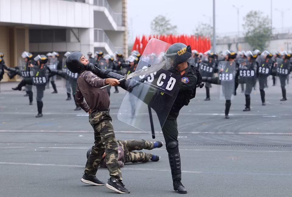 Lực lượng Cảnh sát Cơ động thực hiện tình huống giả định trong huấn luyện. (Ảnh: Dương Giang/TTXVN)