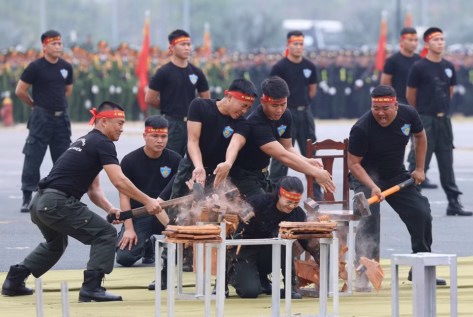 Lực lượng Cảnh sát Cơ động biểu diễn khí công - một bài tập trong huấn luyện sẵn sàng chiến đấu. (Ảnh: Dương Giang/TTXVN)