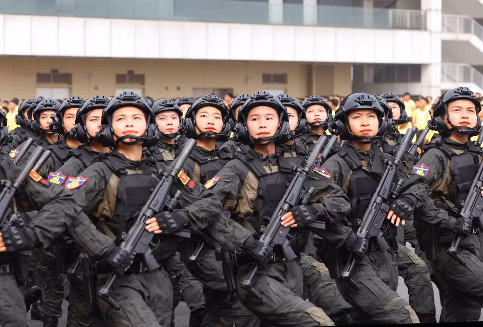 Cán bộ, chiến sỹ nữ Cảnh sát đặc nhiệm tham gia diễu binh. (Ảnh: Phạm Kiên/ TTXVN)