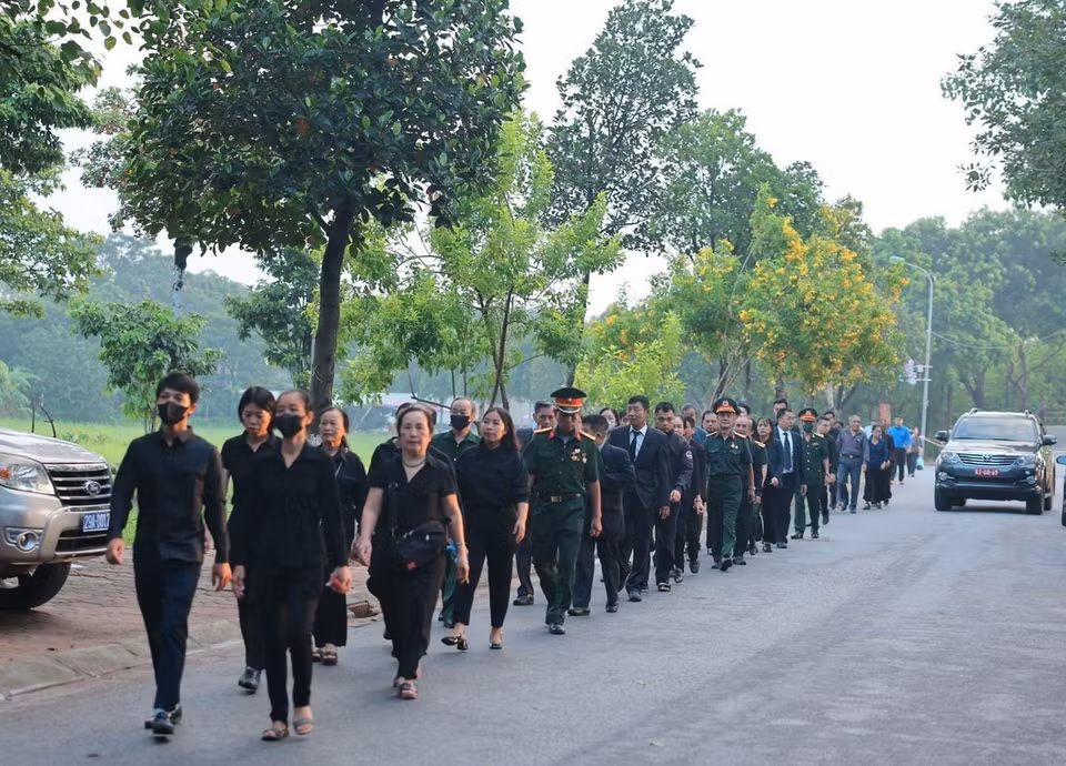 6h sáng 25/7, nhân dân đã tập trung tại quê nhà của Tổng Bí thư Nguyễn Phú Trọng ở làng Lại Đà, xã Đông Hội, huyện Đông Anh, thành phố Hà Nội chuẩn bị vào viếng. (Ảnh: TTXVN)