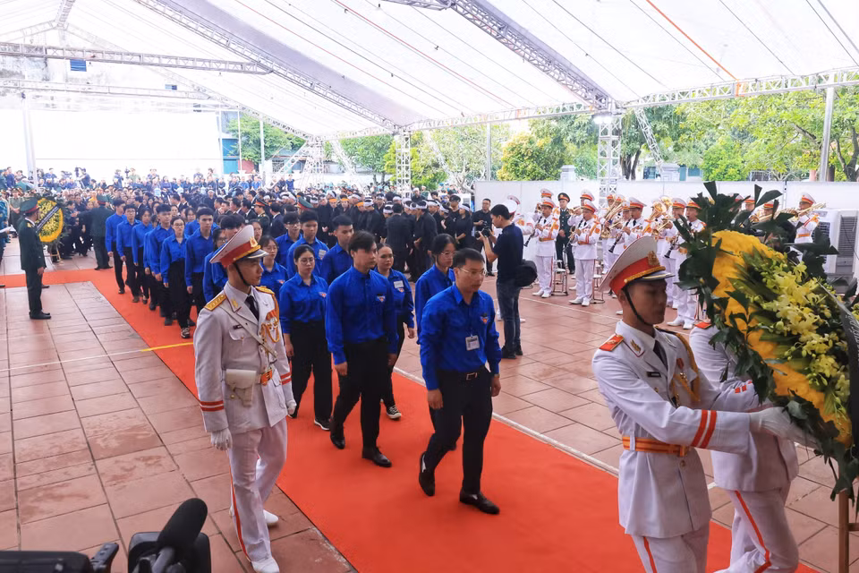 Đoàn Thanh niên xã Đông Hội vào viếng Tổng Bí Thư Nguyễn Phú Trọng. (Ảnh: TTXVN)