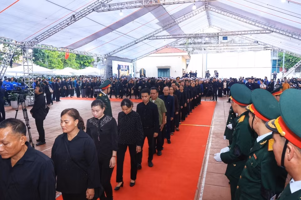 Người dân đến viếng Tổng Bí thư Nguyễn Phú Trọng tại xã Đông Hội, huyện Đông Anh. (Ảnh: TTXVN)