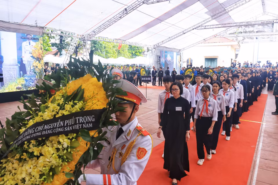 Khối giáo dục huyện Đông Anh vào viếng Tổng Bí Thư Nguyễn Phú Trọng. (Ảnh: TTXVN)