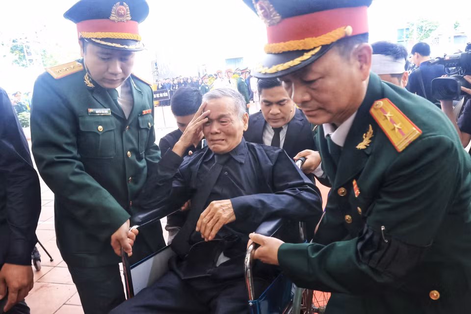Người dân đến viếng Tổng Bí thư Nguyễn Phú Trọng. (Ảnh: TTXVN)
