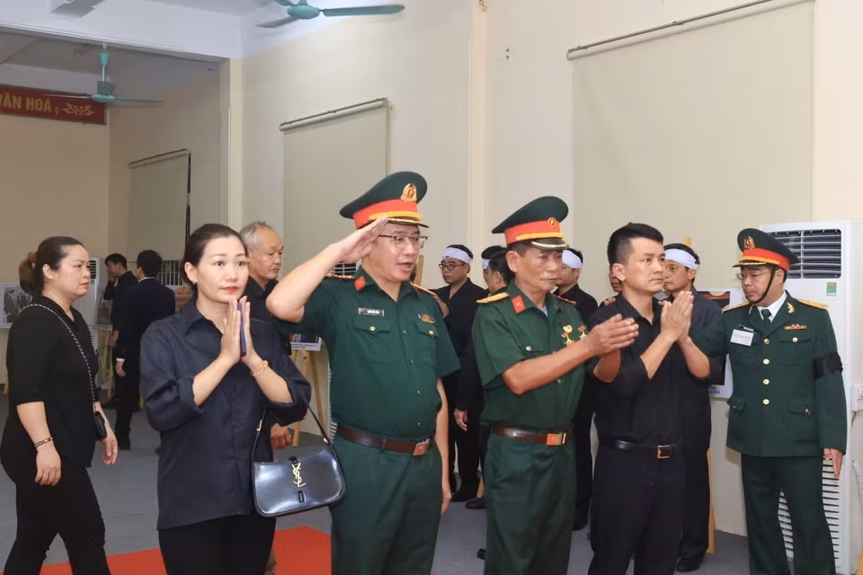 Người dân vào viếng Tổng Bí Thư Nguyễn Phú Trọng. (Ảnh: TTXVN)