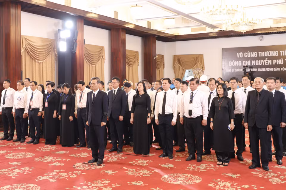 Đoàn Văn phòng Chính phủ, do Phó Chủ nhiệm Cao Huy làm trưởng đoàn, kính viếng Tổng Bí thư Nguyễn Phú Trọng. (Ảnh: Hồng Giang/TTXVN)