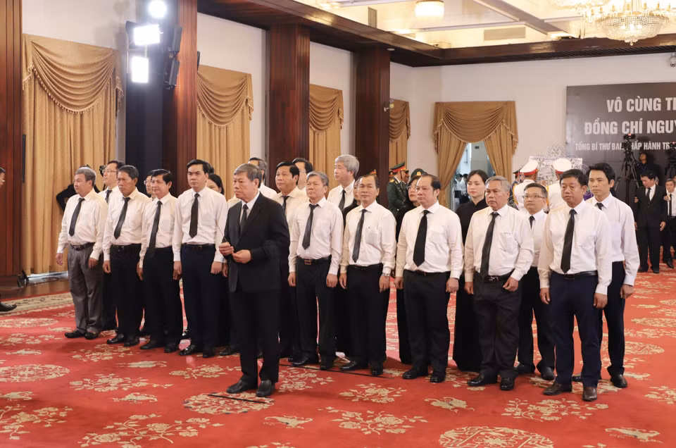 Đoàn Ủy ban kiểm tra Trung ương Thành phố Hồ Chí Minh kính viếng Tổng Bí thư Nguyễn Phú Trọng. (Ảnh: Hồng Giang/TTXVN)