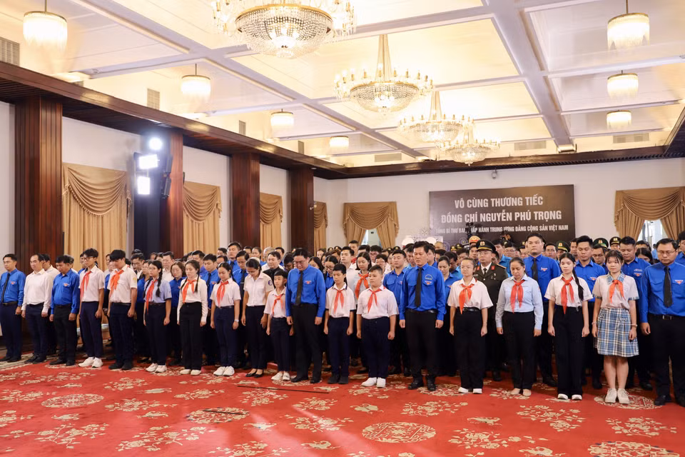 Đoàn Tuổi trẻ Thành phố Hồ Chí Minh do Bí thư Thành Đoàn Ngô Minh Hải làm trưởng đoàn kính viếng Tổng Bí thư Nguyễn Phú Trọng. (Ảnh: Hồng Giang/TTXVN)