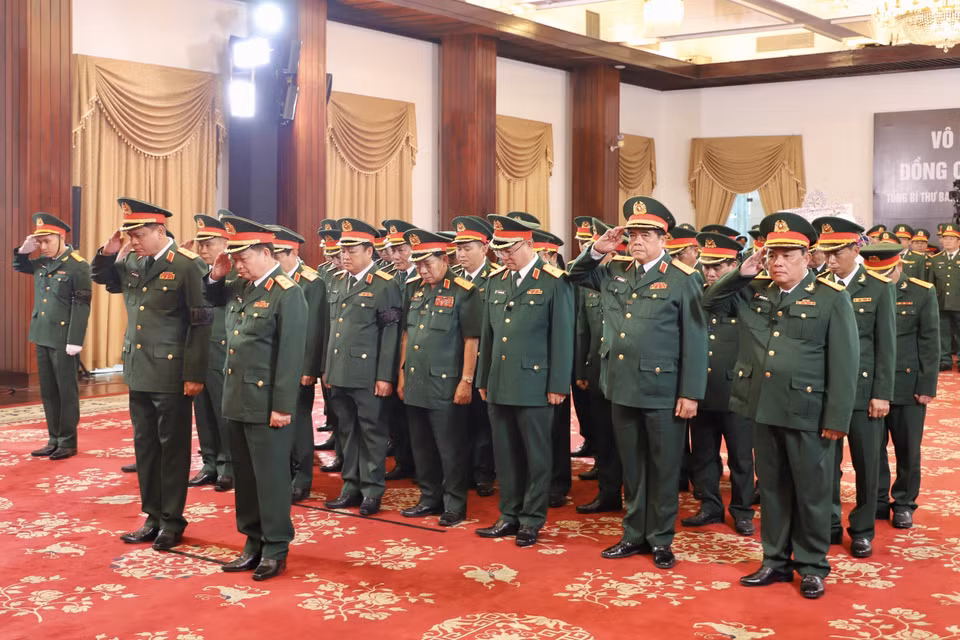 Đoàn Đảng ủy Bộ tư lệnh Quân khu 7 kính viếng Tổng Bí thư Nguyễn Phú Trọng. (Ảnh: Hồng Giang/TTXVN)