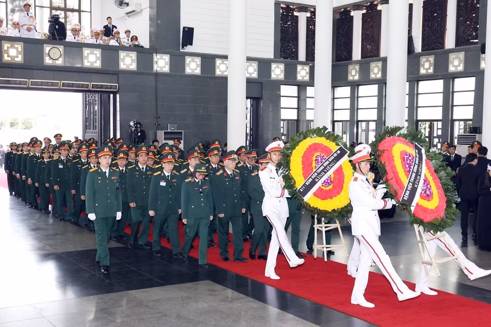 Đoàn Bệnh viện Trung ương Quân đội 108 viếng Tổng Bí thư Nguyễn Phú Trọng. (Ảnh: TTXVN)