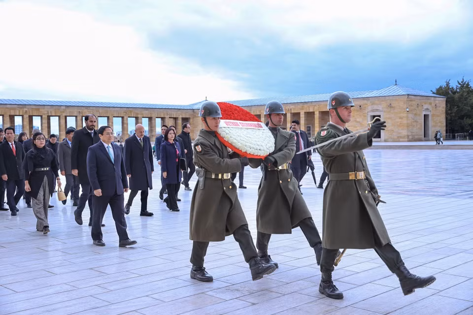 Cũng trong sáng 29/11/2023 (giờ địa phương), tại Ankara, Thổ Nhĩ Kỳ, Thủ tướng Phạm Minh Chính và Phu nhân đến đặt vòng hoa tưởng niệm Tổng thống Mustafa Kemal Ataturk. (Ảnh: Dương Giang/TTXVN)