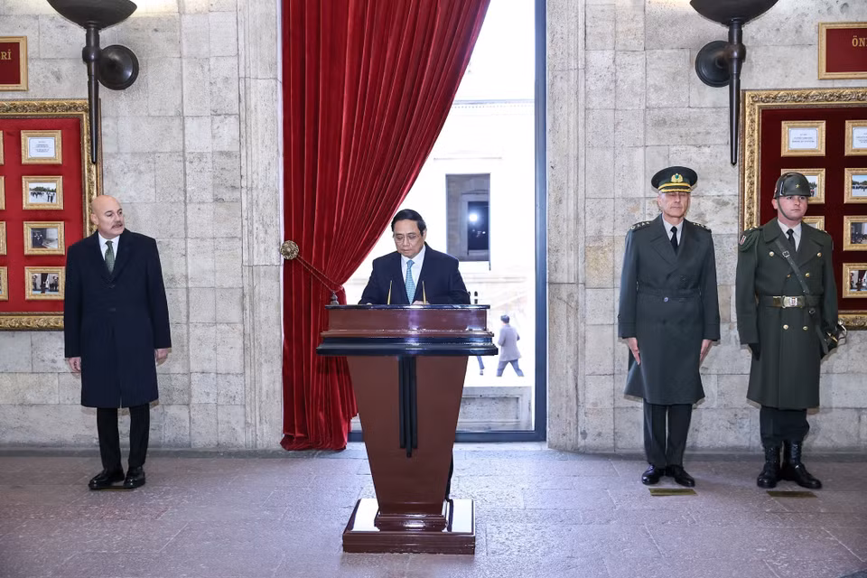 Thủ tướng Phạm Minh Chính ghi lưu bút tại Lăng tưởng niệm Tổng thống Mustafa Kemal Ataturk. (Ảnh: Dương Giang/TTXVN)