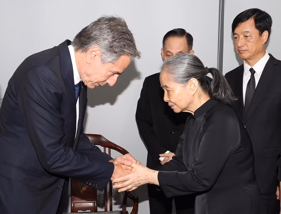 Ngoại trưởng Hoa Kỳ Antony Blinken chia buồn cùng Bà Ngô Thị Mận, Phu nhân của Tổng Bí thư Nguyễn Phú Trọng.(Ảnh: Trí Dũng/TTXVN)