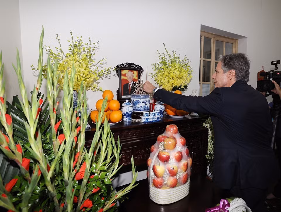 Ngoại trưởng Hoa Kỳ Antony Blinken thắp hương viếng Tổng Bí thư Nguyễn Phú Trọng. (Ảnh: Trí Dũng/TTXVN)