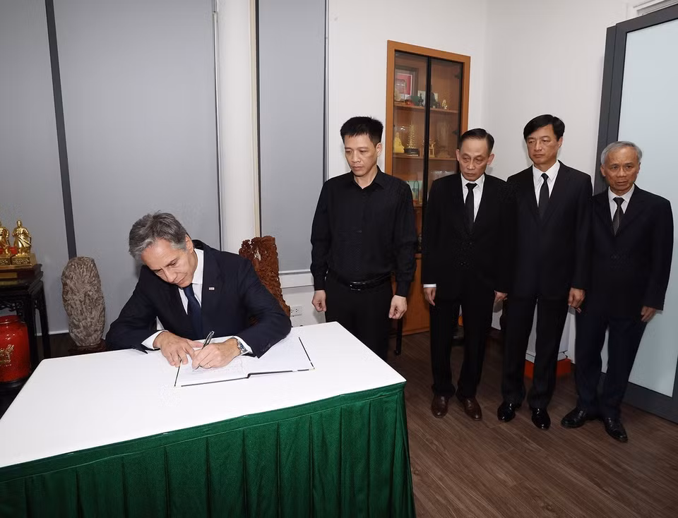 Ngoại trưởng Hoa Kỳ Antony Blinken ghi sổ tang. (Ảnh: Trí Dũng/TTXVN)