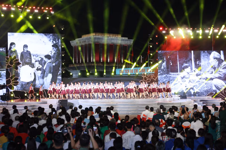 Tiết mục “Ai yêu Bác Hồ Chí Minh hơn thiếu niên nhi đồng” CLB Sao tuổi thơ thể hiện. (Ảnh: Lâm Khánh/TTXVN)