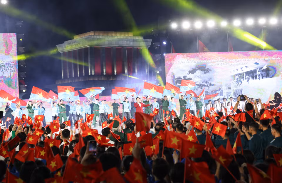 Liên khúc "Đất nước trọn niềm vui - Như có Bác trong ngày vui đại thắng" do ca sĩ Đông Hùng và thiếu nhi Trung tâm Văn hóa thành phố Hà Nội, Vũ đoàn Kben thể hiện. (Ảnh: Lâm Khánh/TTXVN)