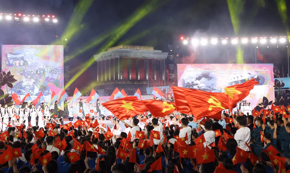 Liên khúc "Đất nước trọn niềm vui - Như có Bác trong ngày vui đại thắng" do ca sĩ Đông Hùng và thiếu nhi Trung tâm Văn hóa thành phố Hà Nội, Vũ đoàn Kben thể hiện. (Ảnh: Lâm Khánh/TTXVN)