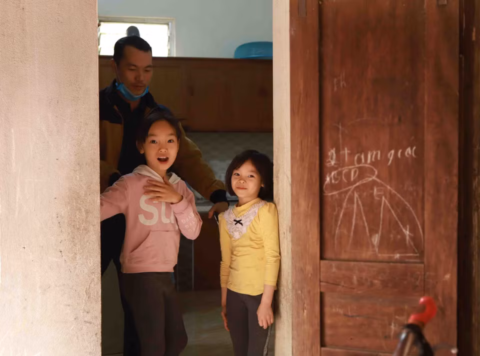 Hai cháu bé nhà anh Đặng Văn Long thôn Bá Cầu xã Sơn Lôi được cách ly tại nhà. (Ảnh: Hoàng Hùng/TTXVN)