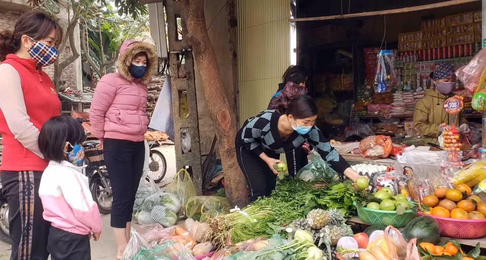Các loại thực phẩm phục vụ đời sống của bà con trong xã vẫn được cung cấp đầy đủ. (Ảnh: Hoàng Hùng/TTXVN)