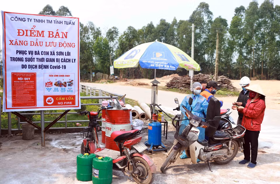 Điểm bán xăng dầu lưu động phục vụ bà con xã Sơn Lôi trong suốt thời gian cách ly. (Ảnh: Hoàng Hùng/TTXVN)