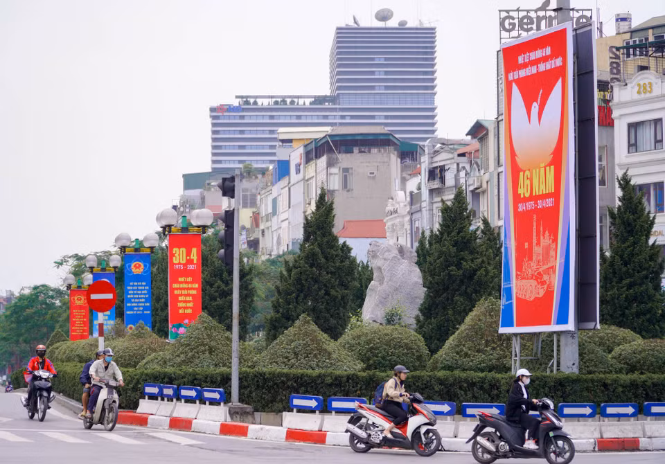 Băng rôn chào mừng 46 năm ngày Giải phóng miền Nam thống nhất đất nước treo khắp các tuyến phố ở Hà Nội. (Ảnh: Minh Hiếu/Vietnam+)