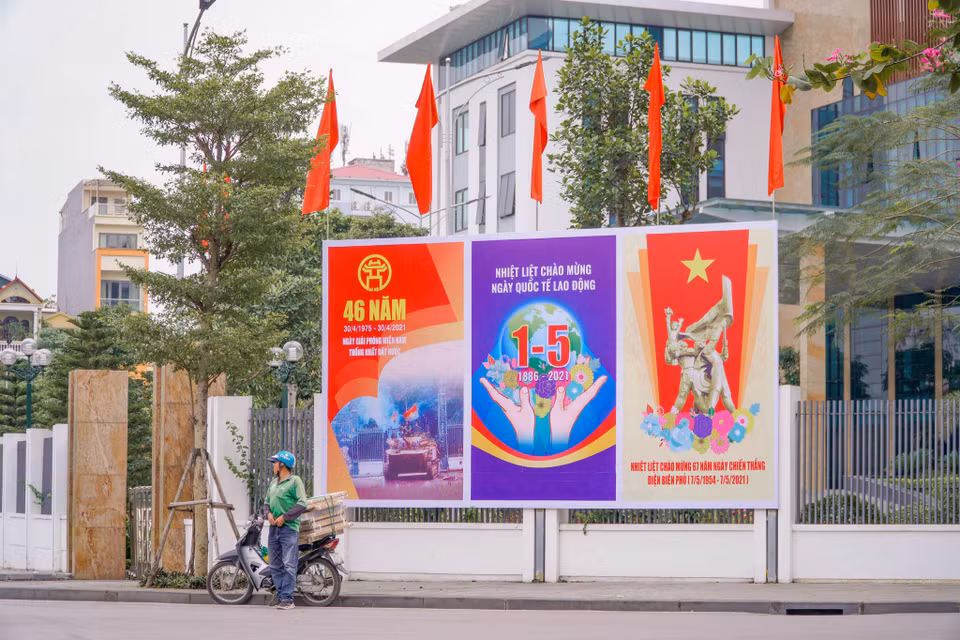 Áp phích lớn tại UBND quận Đống Đa. (Ảnh: Minh Hiếu/Vietnam+)