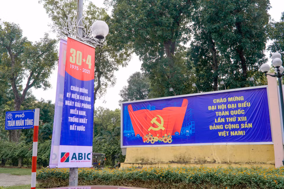 Băng rôn tại phố Trần Nhân Tông. (Ảnh: Minh Hiếu/Vietnam+)