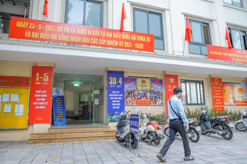 Trước các cơ quan hành chính được trang hoàng chào mừng ngày lễ trọng đại của dân tộc - Ngày Giải phóng miền Nam, Thống nhất đất nước 30/4. (Ảnh: Minh Hiếu/Vietnam+)