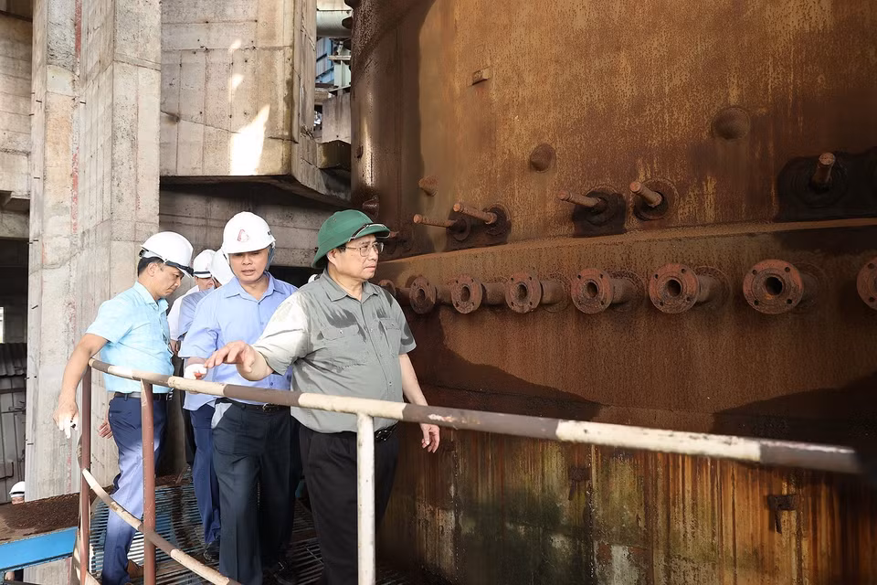 Thủ tướng Phạm Minh Chính kiểm tra, khảo sát các hạng mục của Dự án mở rộng giai đoạn 2 Nhà máy Gang thép Thái Nguyên (Tisco 2). (Ảnh: Dương Giang/TTXVN)