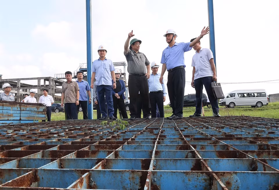 Thủ tướng Phạm Minh Chính kiểm tra, khảo sát các hạng mục của Dự án mở rộng giai đoạn 2 Nhà máy Gang thép Thái Nguyên (Tisco 2). (Ảnh: Dương Giang/TTXVN)