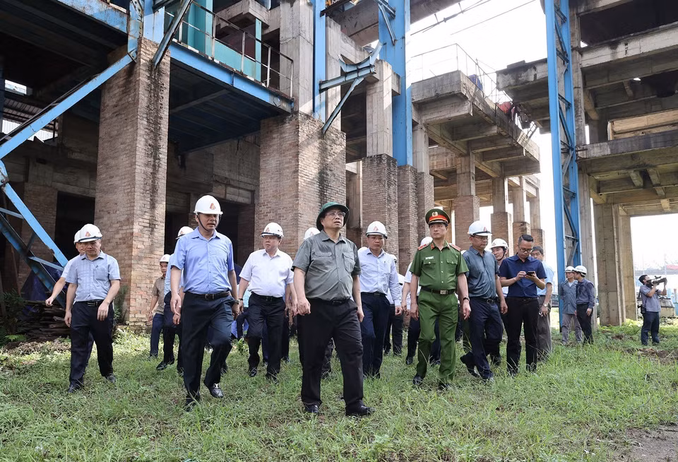 Thủ tướng Phạm Minh Chính khảo sát khu vực Dự án mở rộng giai đoạn 2 Nhà máy Gang thép Thái Nguyên (Tisco 2). (Ảnh: Dương Giang/TTXVN)