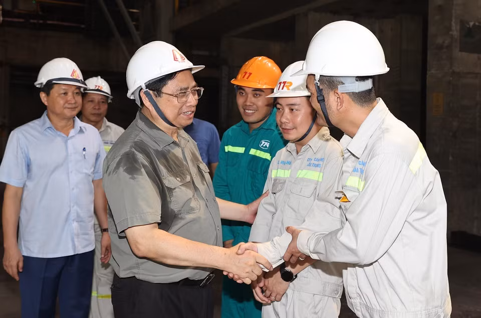 Thủ tướng Phạm Minh Chính thăm hỏi động viên công nhân nhà máy. (Ảnh: Dương Giang/TTXVN)