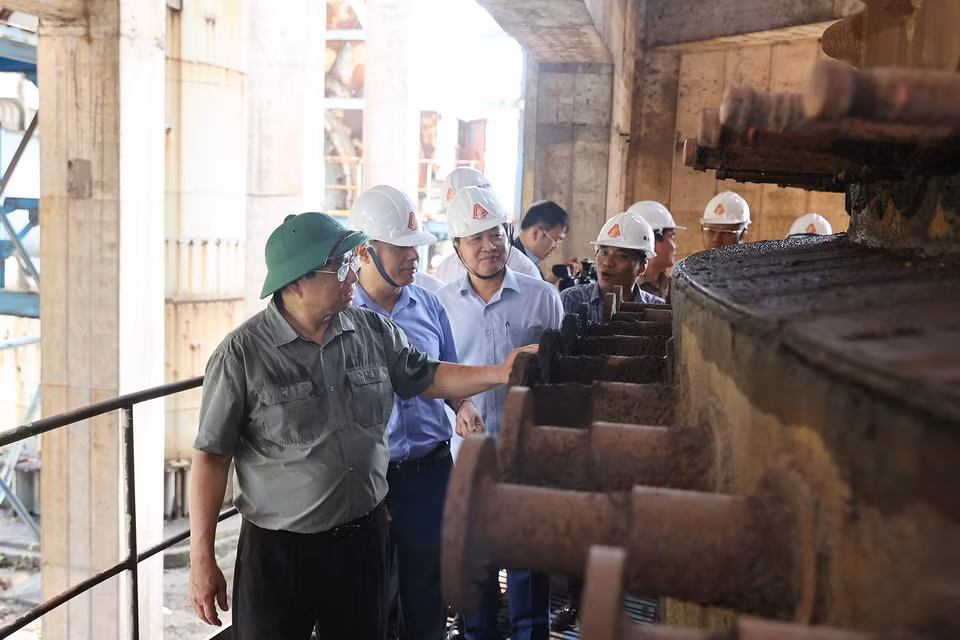 Thủ tướng Phạm Minh Chính kiểm tra, khảo sát các hạng mục của Dự án mở rộng giai đoạn 2 Nhà máy Gang thép Thái Nguyên (Tisco 2). (Ảnh: Dương Giang/TTXVN)