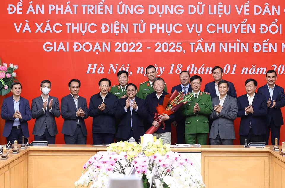 Thủ tướng Phạm Minh Chính tặng hoa cho Tổ Công tác triển khai Đề án. (Ảnh: Dương Giang/TTXVN)