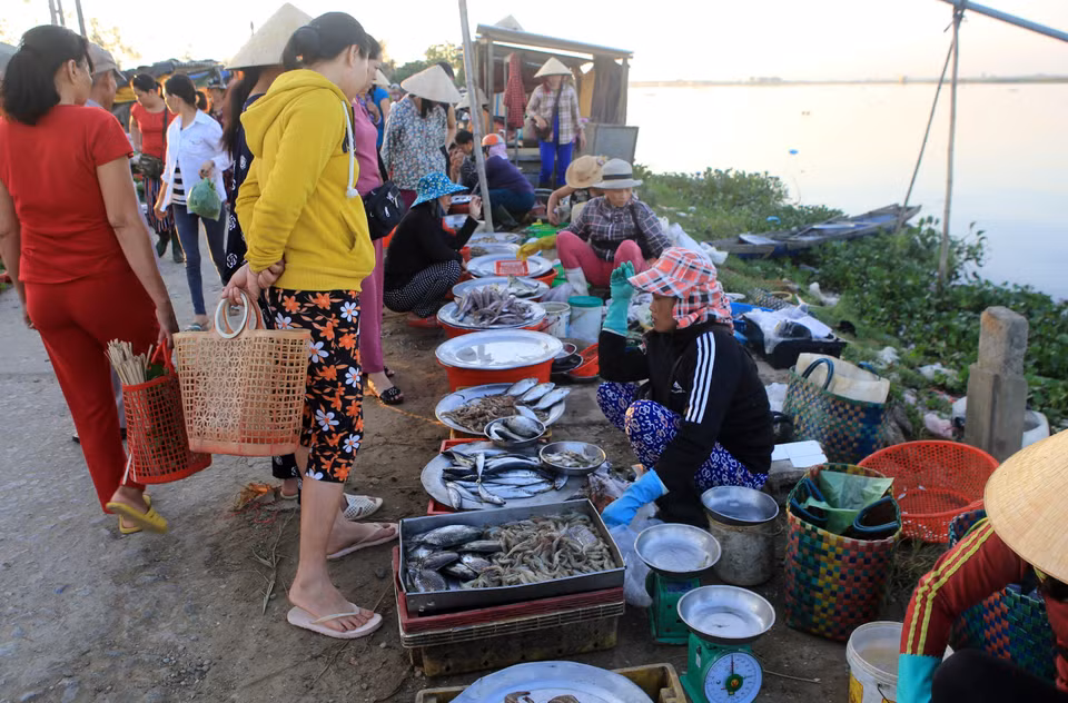 Chợ cá ven đầm phá Tam Giang. (Ảnh: Hồ Cầu/TTXVN)