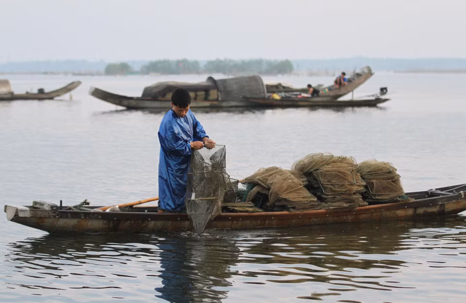 Ngư dân đánh bắt thủy sản trên đầm Phá Tam Giang. (Ảnh: Hồ Cầu/TTXVN)