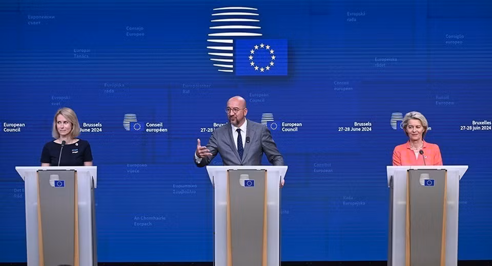 Hội nghị thượng đỉnh Liên minh châu Âu (EU) diễn ra trong hai ngày 27-28/6 tại thủ đô Brussels của Bỉ, tập trung vào ba vấn đề nổi bật: xác định các ưu tiên và đặt ra các định hướng chiến lược của EU trong 5 năm tới; xác định con đường cải cách nội bộ vì đây là bước đi quan trọng để đảm bảo EU hoạt động hiệu quả hơn, đáp ứng kịp thời các thách thức mới và thống nhất hoàn thiện thể chế. Ảnh (trái sang): Thủ tướng Estonia Kaja Kallas, Chủ tịch Hội đồng châu Âu Charles Michel và Chủ tịch Ủy ban châu Âu Ursula von der Leyen trong cuộc họp báo kết thúc Hội nghị. (Ảnh: The Daily Sentinel/TTXVN)