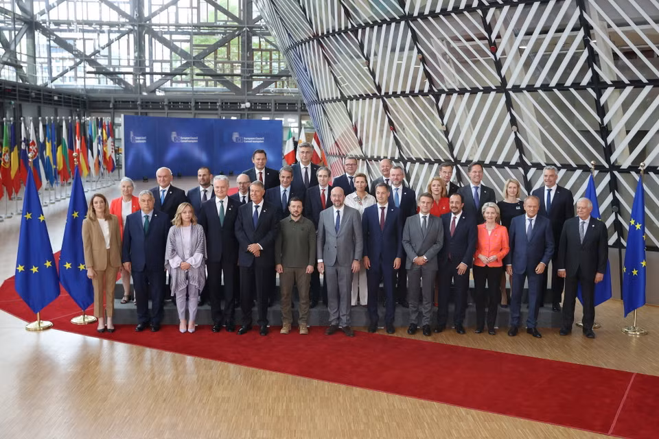 Hội nghị thượng đỉnh Liên minh châu Âu (EU) diễn ra trong hai ngày 27-28/6 tại thủ đô Brussels của Bỉ, tập trung vào ba vấn đề nổi bật: xác định các ưu tiên và đặt ra các định hướng chiến lược của EU trong 5 năm tới; xác định con đường cải cách nội bộ vì đây là bước đi quan trọng để đảm bảo EU hoạt động hiệu quả hơn, đáp ứng kịp thời các thách thức mới và thống nhất hoàn thiện thể chế. Ảnh: Các đại biểu chụp ảnh trước Hội nghị thượng đỉnh, ngày 27/6/2024. (Ảnh: THX/TTXVN)